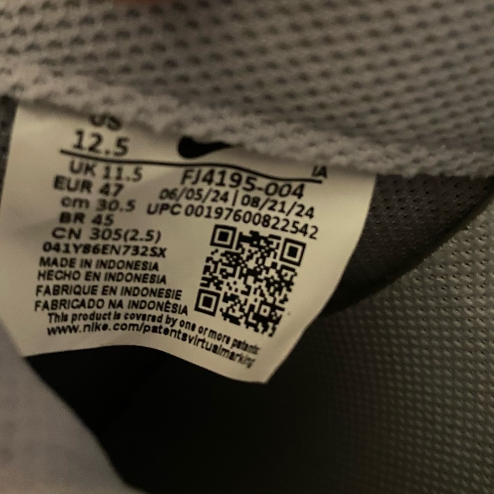 Nike Men's Gray and Red Athletic Sneakers - Picture 7 of 7